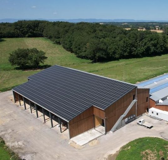 Vu du toit du séchage en grange avec ses panneaux photovoltaïques